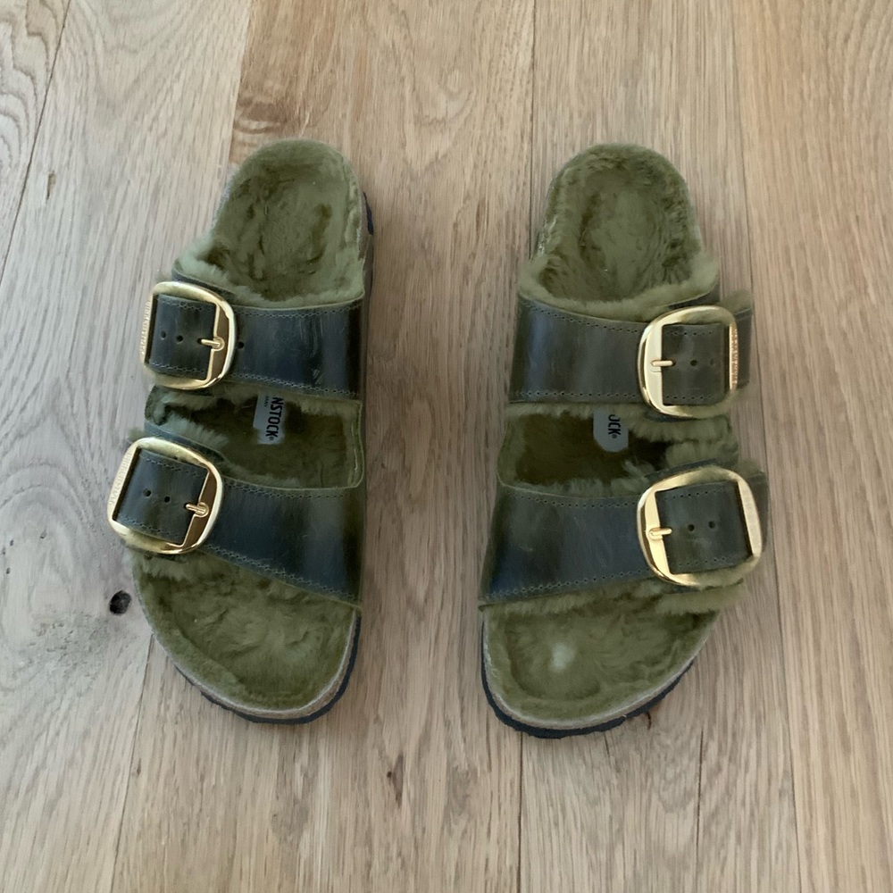 Spring Refresh 🌸 
BIRKENSTOCK Arizona Big Buckle Genuine Shearling
Lined Olive - Picture 3 of 10